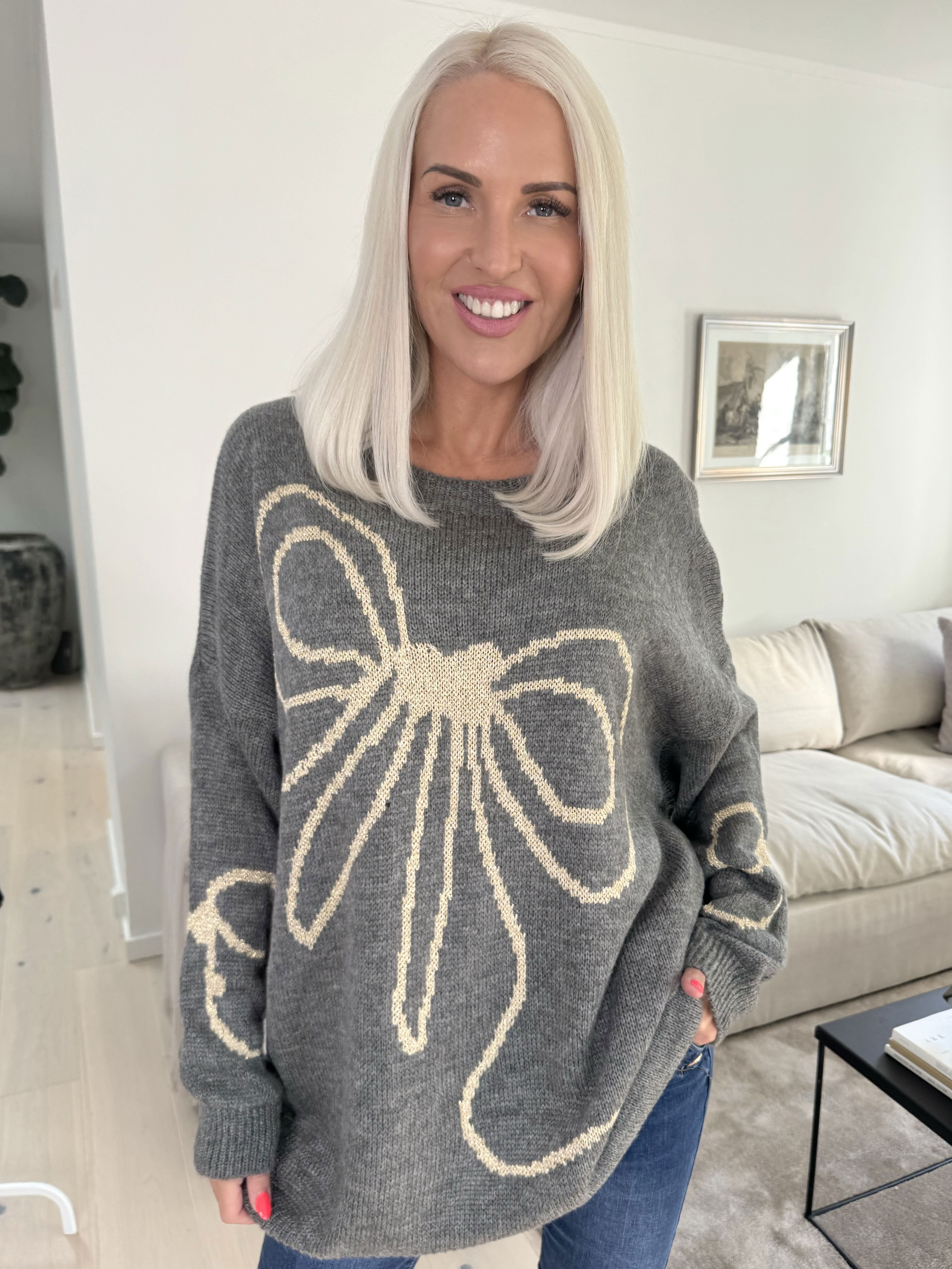 Ruby - Stickad tröja med ull och rosett i guldtråd